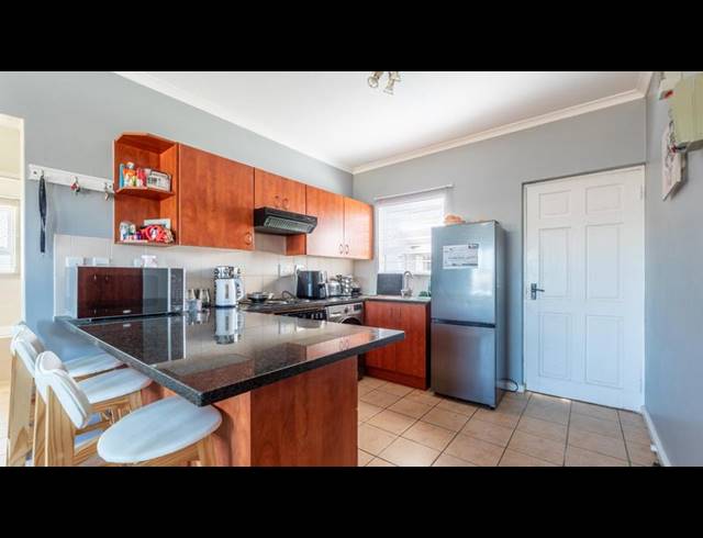 3 BEDROOM APARTMENT FOR SALE IN UITZICHT